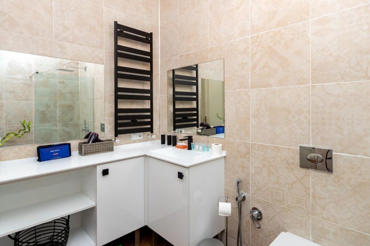 Stylish 2Br Apt In The Heart Of Old Tbilisi Luaran gambar