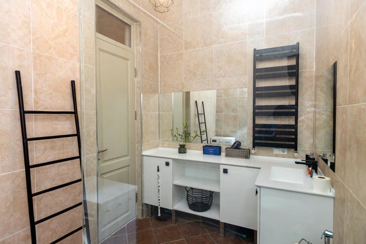 Stylish 2Br Apt In The Heart Of Old Tbilisi Luaran gambar