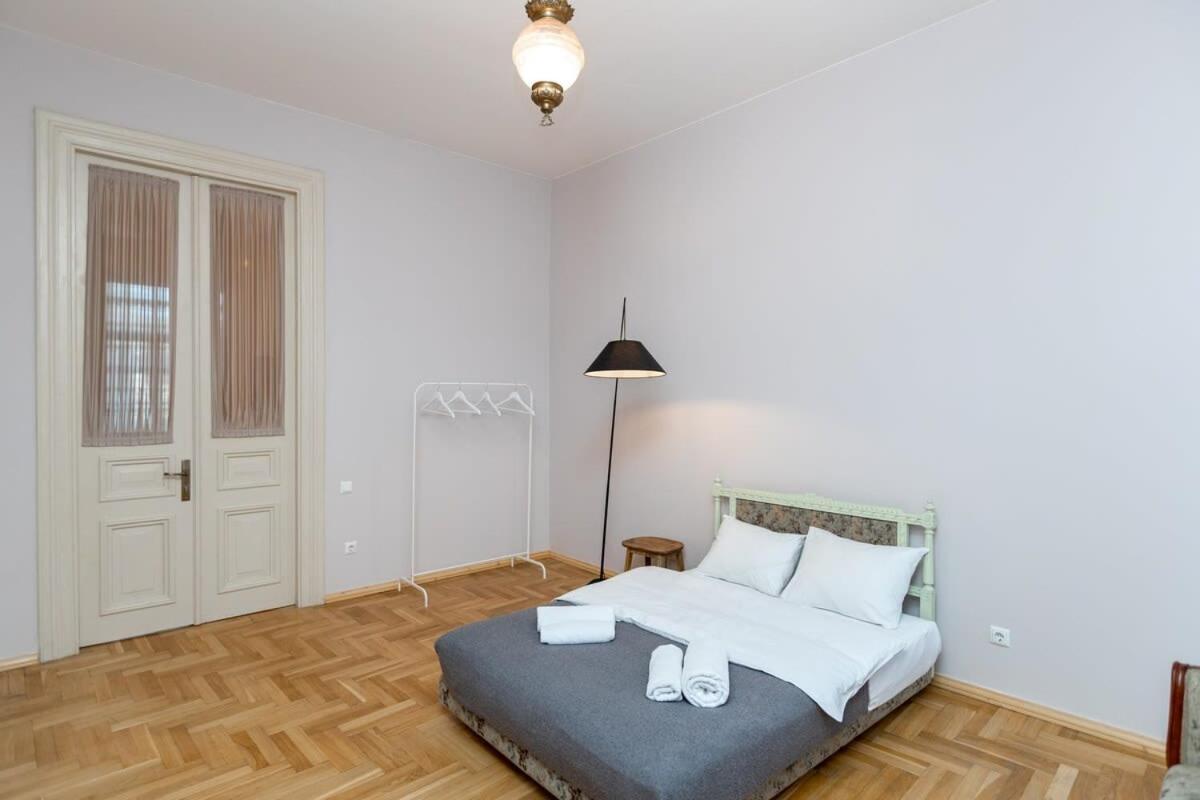 Stylish 2Br Apt In The Heart Of Old Tbilisi Luaran gambar
